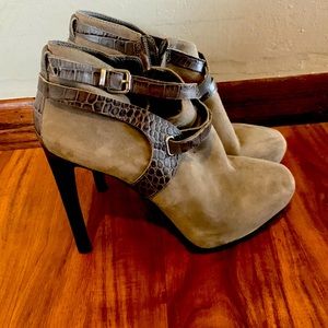 8.5M Guess heeled booties 🖤
